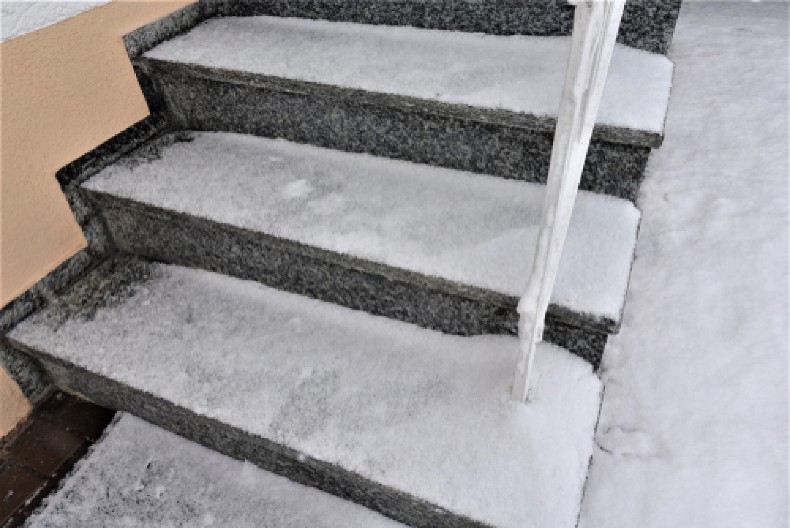 NE TREBA VAM SO  Led sa stepeništa nestaje u sekundi uz jeftin sastojak koji koristimo svakodnevno