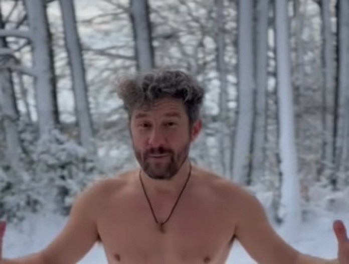 GLUMAC ŠOKIRA SVE POTEZOM! Istrčao napolje u boksericama, pa se bacio na sneg, urlao i valjao se (VIDEO)