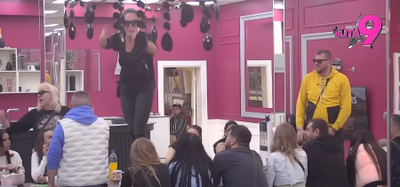 TOTALNI HAOS U BELOJ KUĆI Kačavenda se popela na sto, razmenjuje žestoke uvrede sa Zoricom Marković!