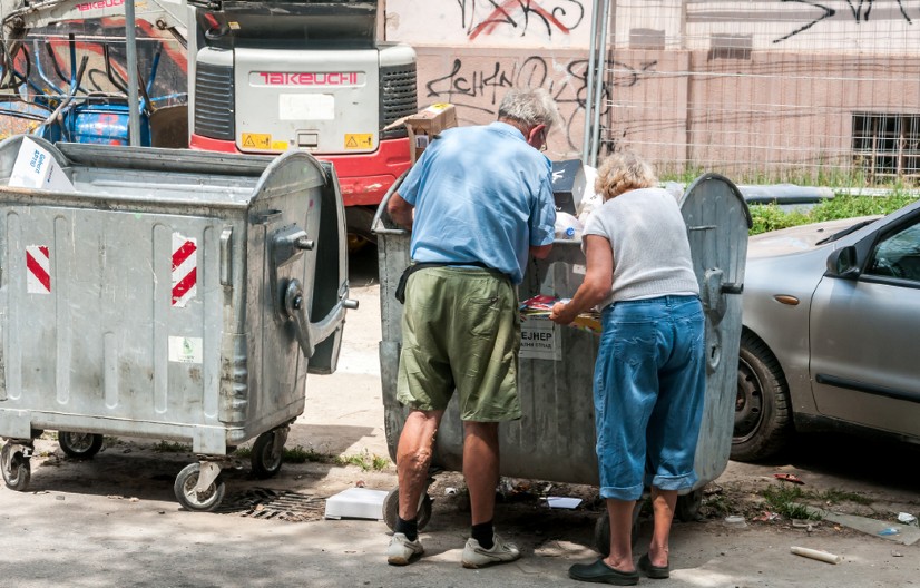 JEZIVA SCENA KOD KONTEJNERA Prolaznik otvorio kesu i prestravio se od prizora - policija odmah reagovala! (FOTO)