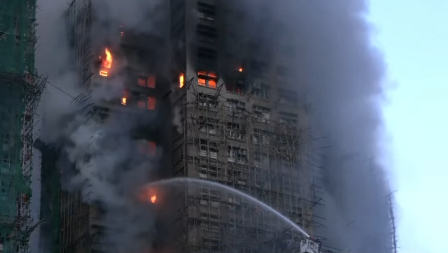 LJUDI ZAROBLJENI U ZGRADI KOJU GUTA VATRA Vatrogasci pokušavaju da obuzdaju plamen, ima povređenih (VIDEO)