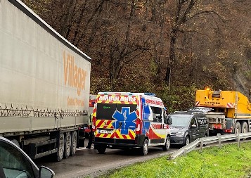 U TOKU JE IZVLAČENJE AUTA I TELA NASTRADALIH Vozilo zaglavljeno u betonskom propustu