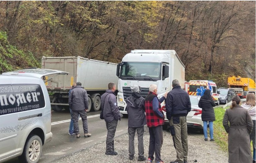 IZ AUTOMOBILA PRE TRAGEDIJE POZIVANE SLUŽBE ZA POMOĆ Detalji nesreće kod Čačka lede krv u žilama