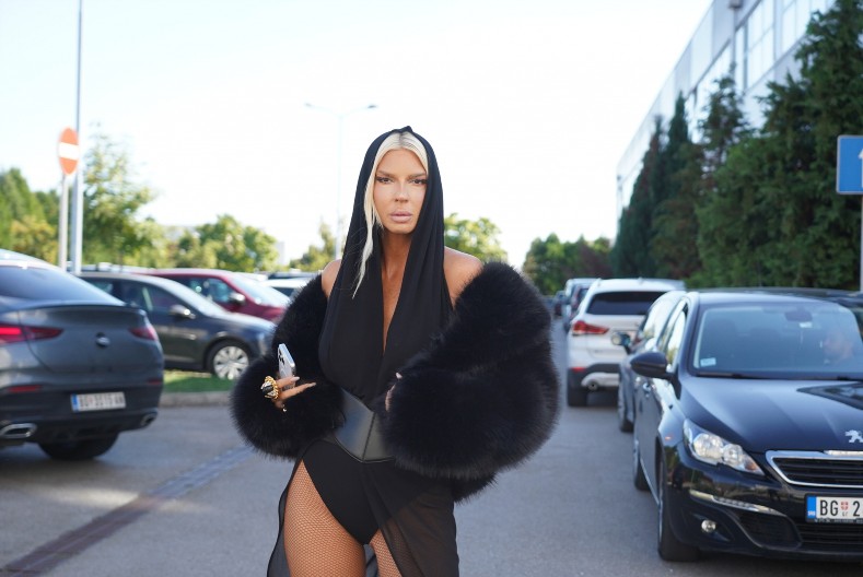 "JEDVA ZNAM KO JE OSOBA" Jelena Karleuša zapušila usta koleginici, novi estradni rat na pomolu?!