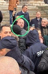 OVO JE BLOKADER KOJI JE NAPAO ŽENU ISPRED SKUPŠTINE Jezivo nasilje sekretara PSG-a, oborio je jednim udarcem!