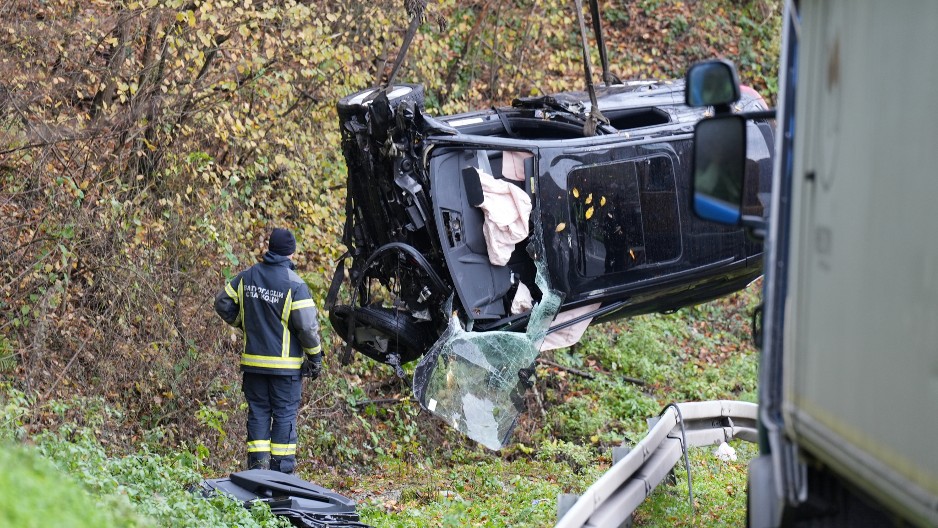 AUDI NAPRED SKROZ SMRSKAN, AKTIVIRANI VAZDUŠNI JASTUCI Izvučen automobil i tela iz betonskog kanala kod Čačka
