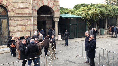 NA SAHRANI GLUMCA IZ "BOLJEG ŽIVOTA" NEMA KOLEGA Udovica prima saučešće na Novom groblju, pretužan prizor