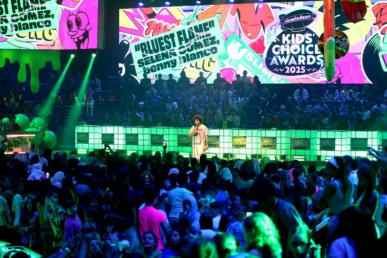 SMRTNO SE UPLAŠILA Majka čuvenog muzičara doživela horor, u sred noći čula jezive zvuke