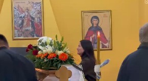 PLAČE NA SAV GLAS, LJUBI SANDUK I NE MOŽE DA ZAUSTAVI SUZE Milica Pavlović slomljena od bola stigla na sahranu Ljiljane Jorgovanović (VIDEO)