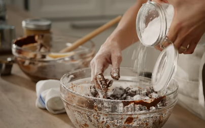 KAO IZ POSLASTIČARNICE Poboljšajte ukus kolača iz kesice jednostavnom zamenom, biće sočniji nego ikada