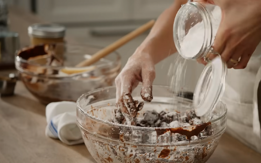 KAO IZ POSLASTIČARNICE Poboljšajte ukus kolača iz kesice jednostavnom zamenom, biće sočniji nego ikada