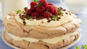 PUSLICA TORTA SA ORASIMA SE TOPI U USTIMA Vazdušasta i hrskava, i dupla mera je malo