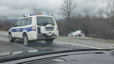 NESREĆA KOD KRAGUJEVCA Sudar dva automobila, od siline udara oba završila van kolovoza, sumnja se da ima nastradalih