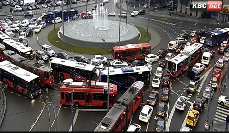 VELIKE GUŽVE U SAOBRAĆAJU Popodnevni špic i kiša doveli do potpunog kolapsa, evo gde je najveći haos