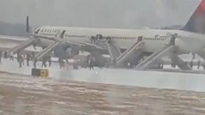 HITNO EVAKUISAN AMERIČKI AERODROM Ljudi beže u panici, četiri osobe povređene (VIDEO)