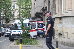 HITNA POMOĆ DOŠLA DA MU POMOGNE, ON UDARIO DOKTORA  Lekarima prijavljeno da osoba leži bez svesti