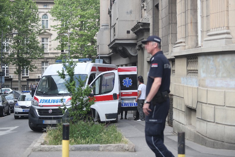 HITNA POMOĆ DOŠLA DA MU POMOGNE, ON UDARIO DOKTORA  Lekarima prijavljeno da osoba leži bez svesti