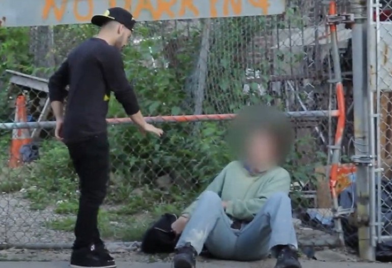 DAO JE BESKUĆNIKU NOVAC, A ON URADIO NEŠTO ŠTO NIKO NIJE OČEKIVAO  Njegova reakcija će vas šokirati! (VIDEO)