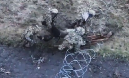 NAJJEZIVIJI SNIMAK SA FRONTA Zarobljavanje izgleda kao otmica, nose ga kao krpenu lutku! (VIDEO)