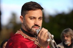 SRPSKOM POPU ZAPALILI AUTO ISPRED PORODIČNE KUĆE! Mijajlo Backović: Tenzije se podižu planski i usmerene su protiv crkve!