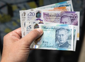 PENZIONERKA OTIŠLA U BANKU POSLE 60 GODINA Nije mogla da se povrati od šoka šta je tamo sačekalo!