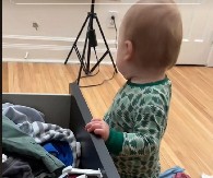 BEBA KOJA BIRA ODEĆU POSTALA HIT! Mali dečak tačno zna šta želi da obuče, svima izmamio osmeh