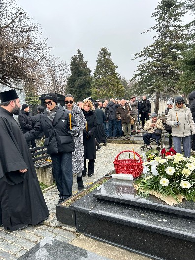 NA POMEN STIGLA I ARKANOVA DRUGA ĆERKA Sofija pognula glavu, pa odmah prišla Anastasiji i Veljku!