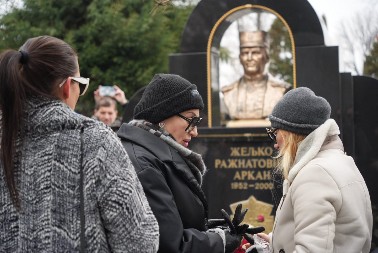 ANASTASIJA NEUTEŠNO GLEDA U OČEV GROB Prišla joj i Ceca, a Veljkov pogled kida dušu, najbolniji trenutak na pomenu!