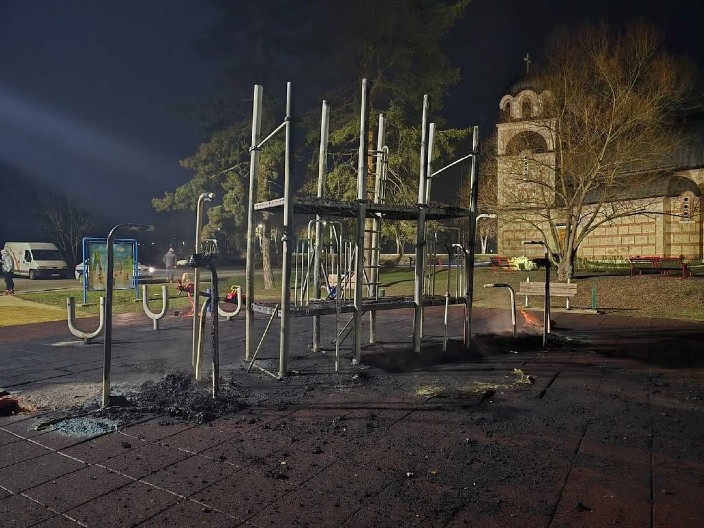 VANDALI ZAPALILI DEČIJE IGRALIŠTE! Policija traga za bahatim počiniocima (FOTO)