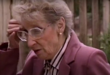 BABA SE OŠURILA VRELOM KAFOM U ''MEKU'' Dobila ozbiljne opekotine pa namlatila debelu odštetu, odrala ih kao Musa jarca!