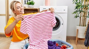 NAJBOLJI TRIK IKADA Dodajte 3 kašike šećera u veš mašinu, kad izvadite odeću sve će vam biti jasno