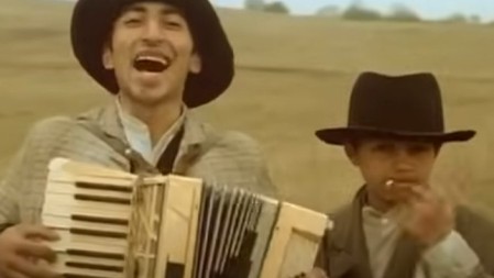 ŠOKANTNO OTKRIĆE Kako je Titova smrt promenila završetak kultnog filma ''Ko to tamo peva'' – ovo je originalna verzija!