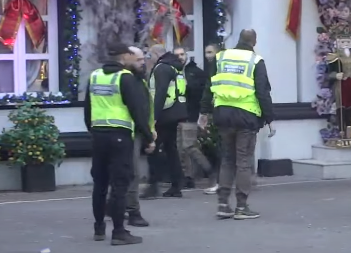 GLEDAOCI SE KRSTE ZBOG UVREDA! Armija obezbeđenja uletela u ''Elitu 8'', pale teške reči: ''Idi kod brata poremećenog...''