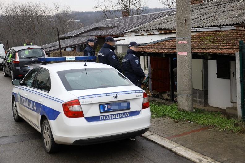 "NIJE MI DALA DA PRIĐEM BEBI, BACILA JU JE NA GROBLJE" Ispovest majke porodilje koja je ubila dete