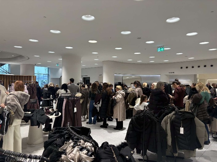 CRNI PETAK PARALISAO "ZARU" Kupci pohrlili kao da je sve džabe, u redu se čeka i po sat vremena (FOTO)