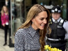 SVI MISLE DA ZNAJU ZAŠTO KEJT IMA PLAVU KOSU  Ali, ono što ona radi sa frizurom, totalno menja pravila!