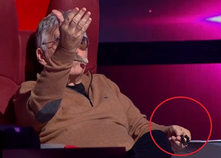 BOSANAC NE ISPUŠTA IZ RUKU BROJANICU U PINKOVIM ZVEZDAMA Kada je objasnio zašto je nosi mnogi su se iznenadili