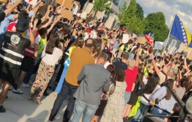 BRAČNI PAR HRANIO PLENUMAŠE, IŠLI SA NJIMA DO BRISELA I SAD IM PORUČILI: Vi ste sramota!