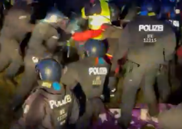 PAKAO NA ULICAMA NEMAČKE! Na demonstrante puštani vodeni topovi, opšta makljaža (FOTO/VIDEO)