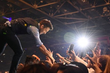 NEVIĐENE FOTKE IZ DETINJSTVA SAŠE KOVAČEVIĆA Sada diže Beograd na noge spektaklom u Sava Centru, a pogledajte kako je nekada izgledao