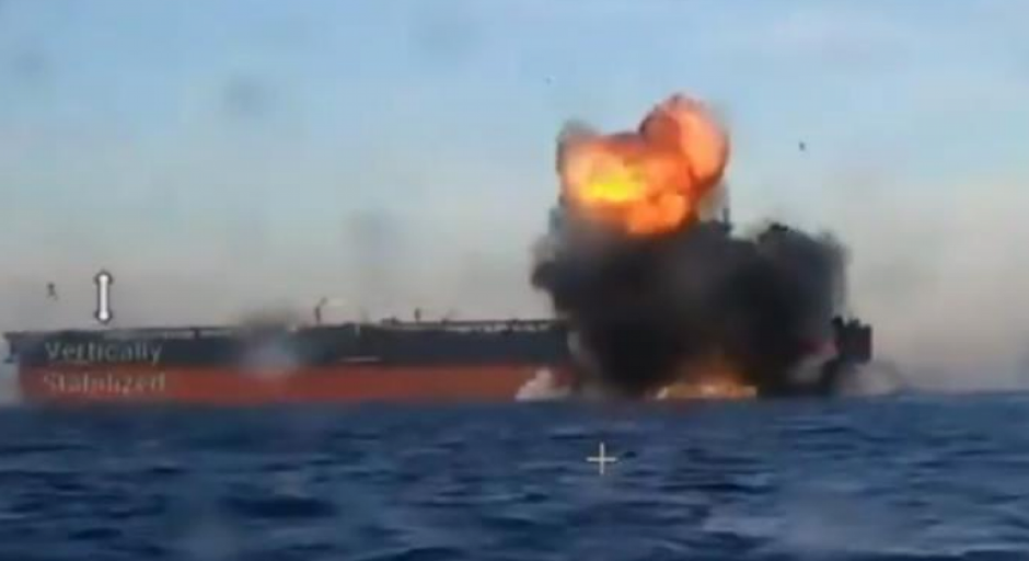 OBJAVLJENI NOVI SNIMCI NAPADA NA RUSKU "FLOTU U SENCI": Ukrajinski mornarički dronovi onesposobili dva ruska naftna tankera (VIDEO)