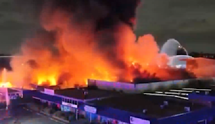 VELIKA EKSPLOZIJA U FABRICI Plamen išao do 150 metara u nebo, urušavaju se zidovi zgrada u blizini