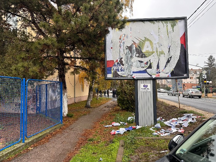 VANDALIZAM BLOKADERA SE NASTAVLJA! Iscepali plakate SNS u Sečnju! (FOTO)