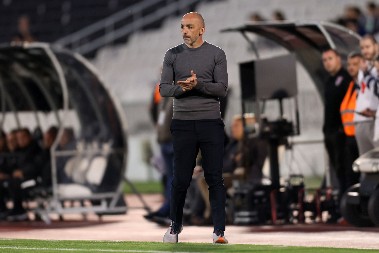 JEZIVE SCENE U IZRAELU Huligani došli do stana Lazetića, ispaljivali pirotehniku, pokušali da upadnu u zgradu (VIDEO)