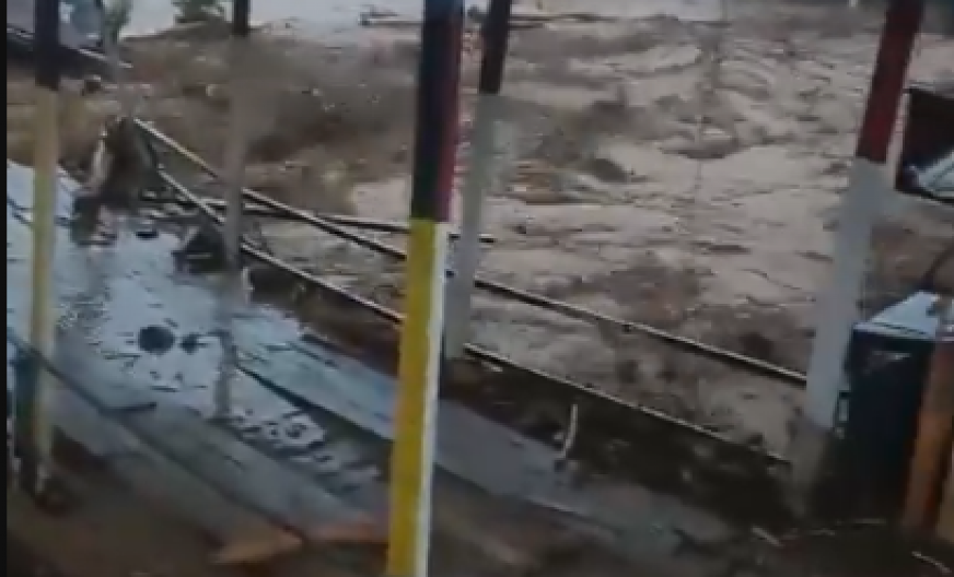 NEZAPAMĆENE POPLAVE PARALISALE OSTRVO! Više od 400 mrtvih, helikopterima izvlače preživele! (VIDEO)