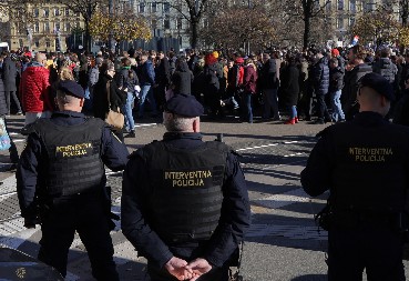 GAĐANJE FARBOM, CRNOKOŠULJAŠI I HAPŠENJE Incidenti obeležili antifa proteste u 4 hrvatska grada, fašizam živ i zdrav u komšiluku