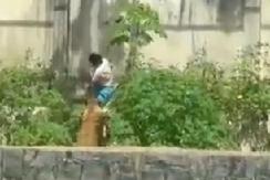 (UZNEMIRUJUĆE) ČOVEK UŠAO U KAVEZ SA LAVICOM Napala ga istog trenutka i usmrtila!