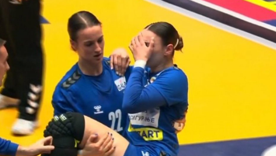 POTRESNE SCENE Posle udarca u glavu: Rukometašicu Srbije sa terena iznela saigračica (FOTO)