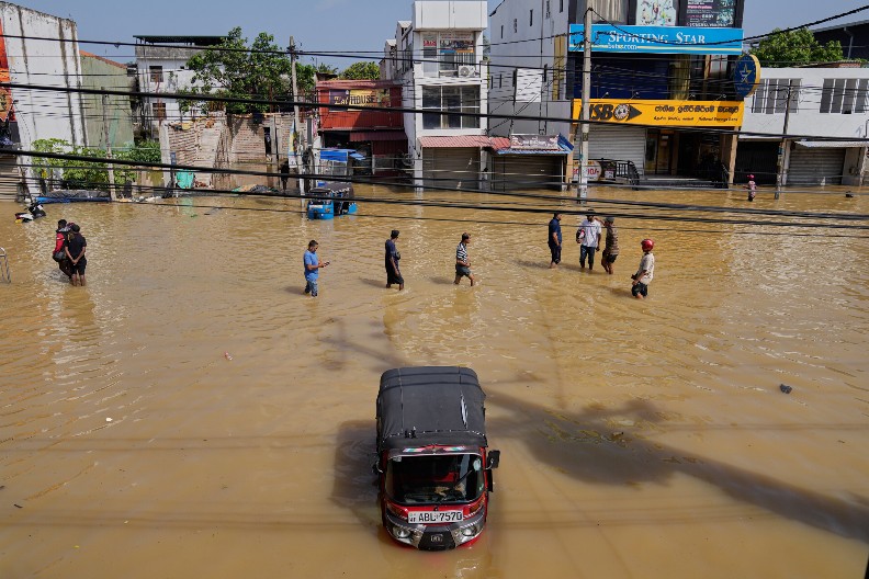 NAJMANJE 1.000 ŽRTAVA U POPLAVAMA U INDONEZIJI I ŠRI LANKI Situacija alarmantna, uključena u vojska u spašavanje