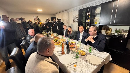 DOBRO NAM DOŠAO, PREDSEDNIČE! Vučić domaćinski i uz čašicu rakije dočekan u domaćinstvu Jankovića u Mionici (FOTO)